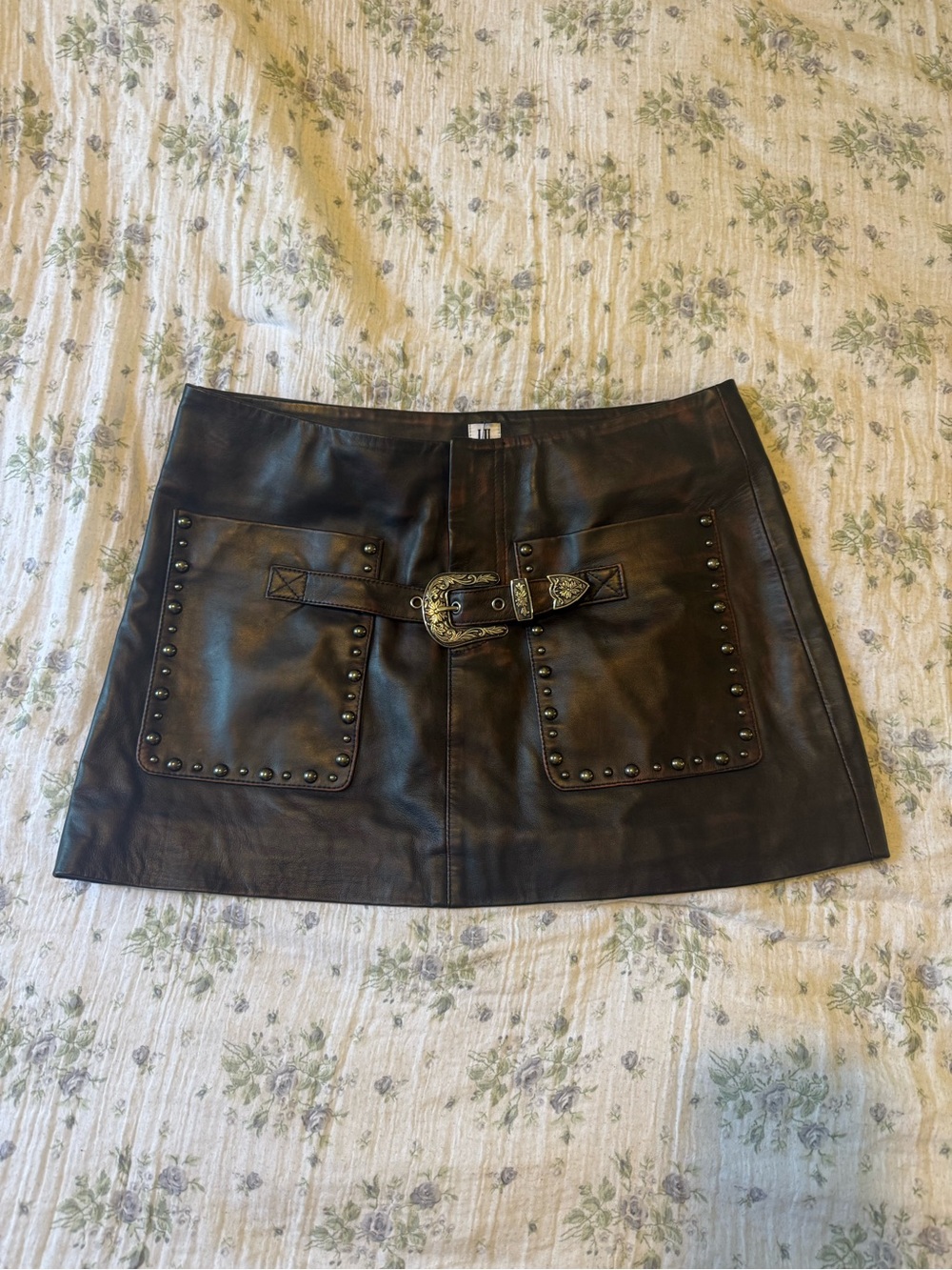 Understated Leather Mini Skirt with Studded Pockets and Western Buckle